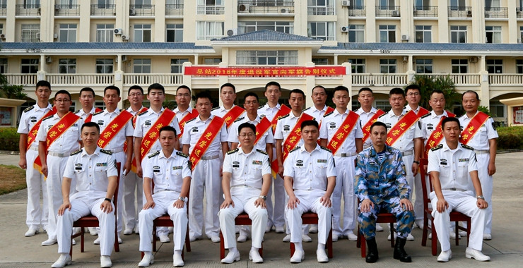 为退役军官举行退役仪式,为南部战区海军某部