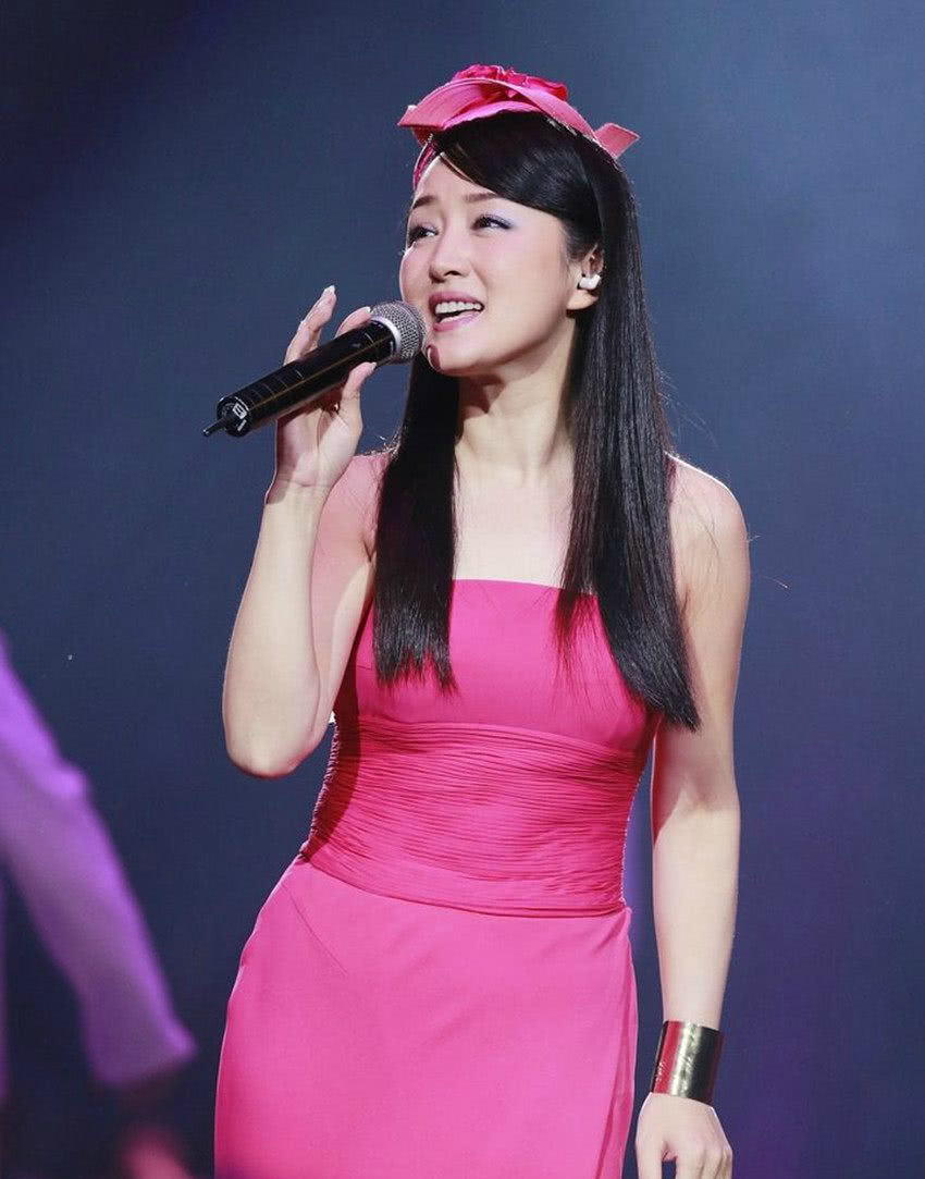 杨钰莹的迷人身材照，图一端庄优雅，图六让我看心动