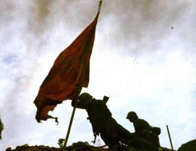 1979年对越自卫反击战的一组感人瞬间照片催人泪下:战士倒旗不倒!