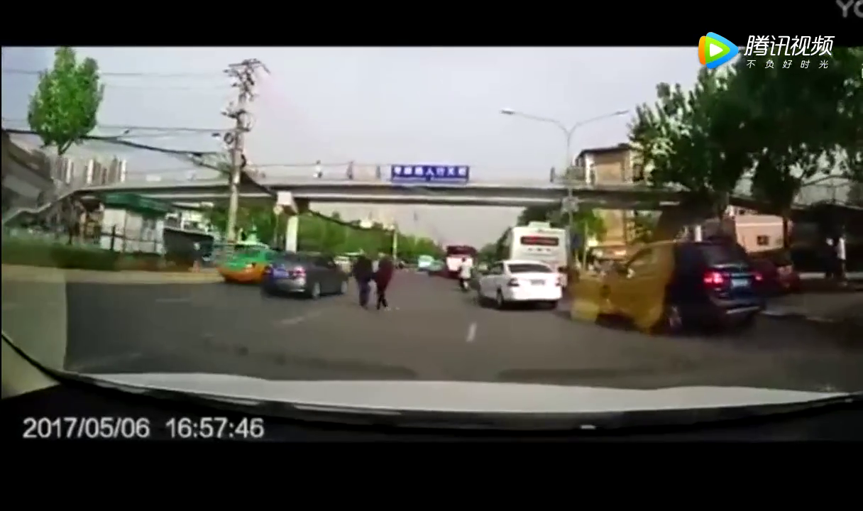 长裙女子骑电动车，遇上不飞奔的电动车，记录仪拍下心疼的12秒