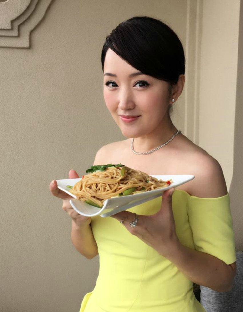 杨钰莹的迷人身材照，图一端庄优雅，图六让我看心动