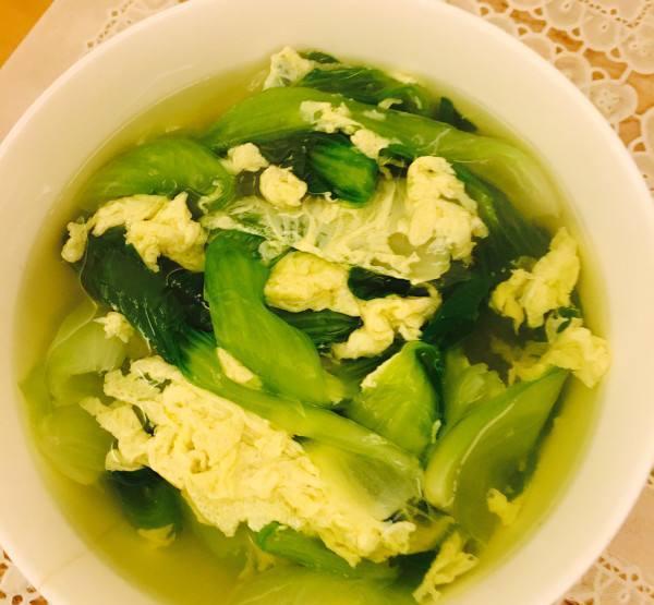简单易学的夏季减肥美食技巧:青菜蛋花汤和薏仁薄荷汤