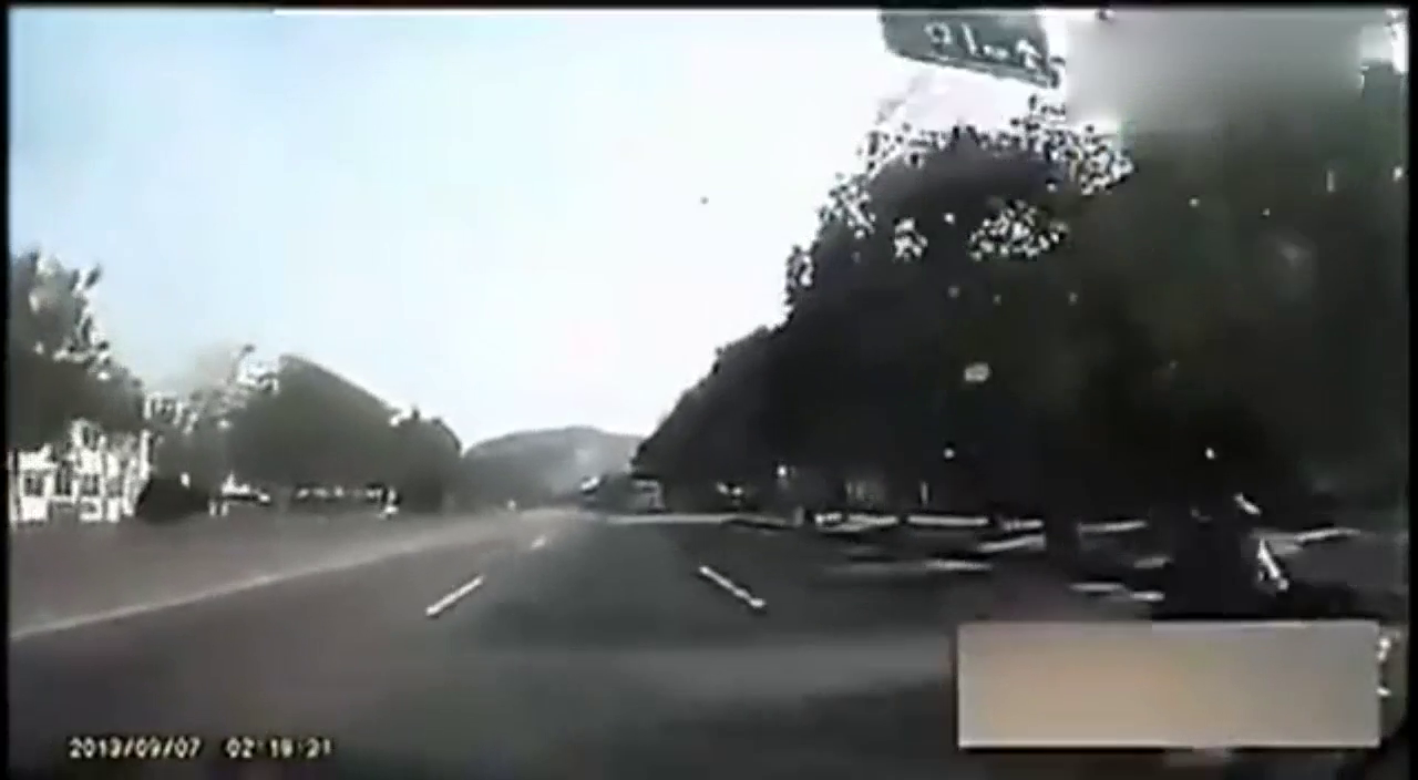 实拍广东发生的十大惨烈的车祸现场，交通安全紧记