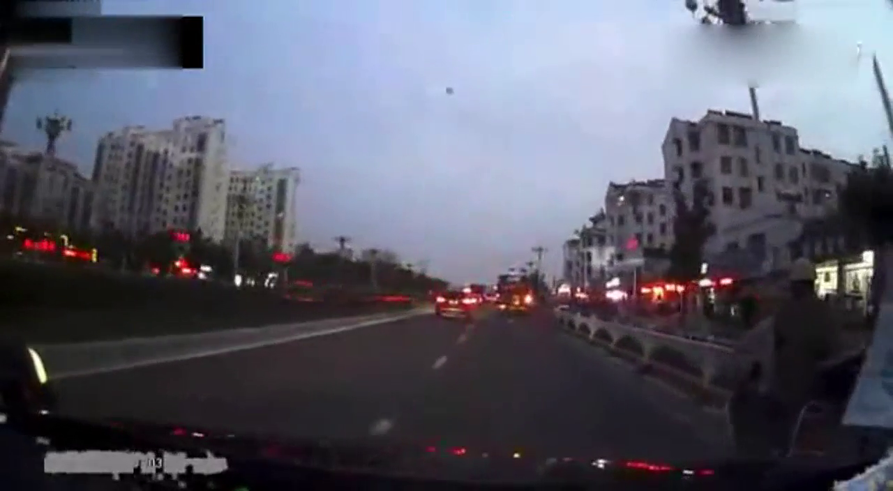 躲过了第一辆电动车的别车，却没有躲过第二次