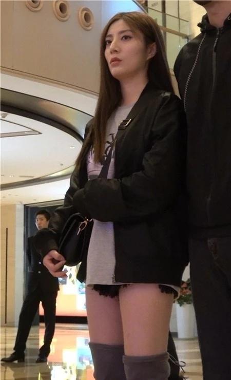 街拍:长得蛮标致,穿米色长筒靴,跟男友在一起的性感长发美女!