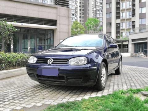 大众死忠开了13万公里的高尔夫, 掀起引擎盖依然干爽, 原味的德系