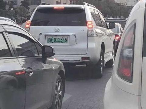 街头偶遇上绿牌普拉多的 难道混动版普拉多已经上市了吗?!