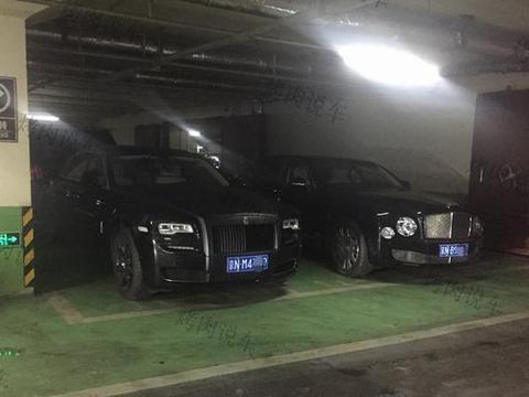 在黄晓明住的小区, 不开劳斯莱斯都不好意思, 开奔驰都成了贫困户