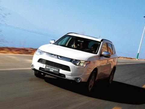 三菱欧蓝德2，0L荣耀版，2，4CVT，8气囊