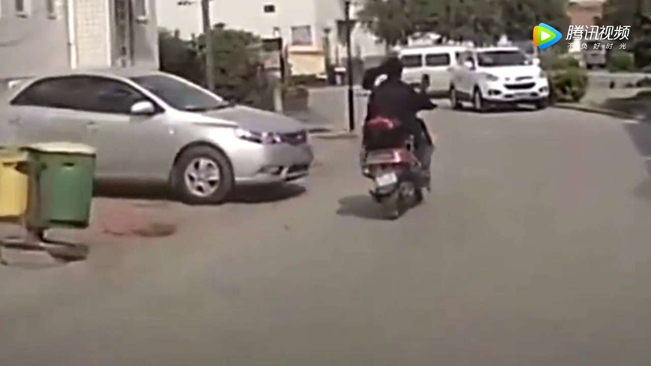 你们骑电动车不看路，都想什么呢？