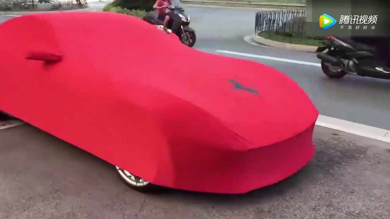 花了500万买的法拉利 撕开遮车布才明白什么叫跑车