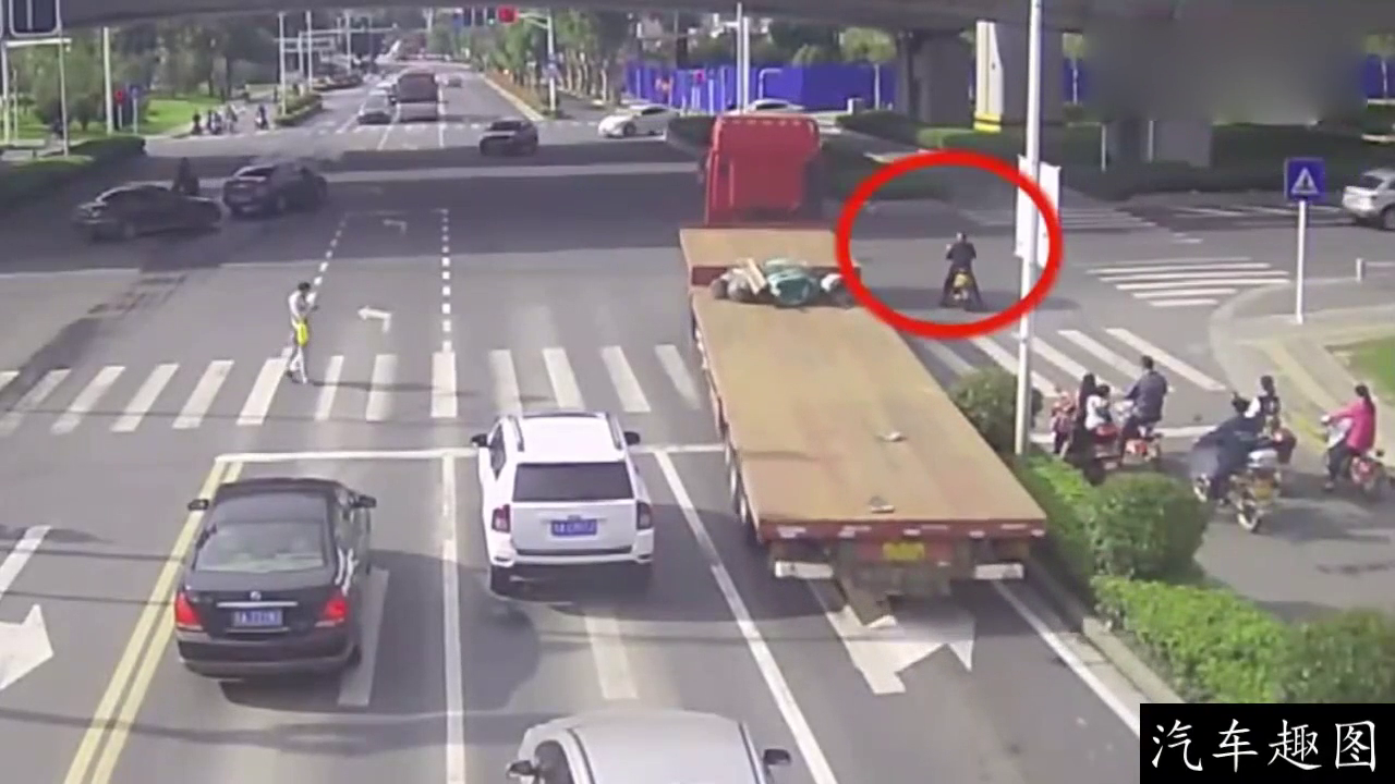 唯一不守规矩的电动车，接下来遭到大货车这样的惩罚！