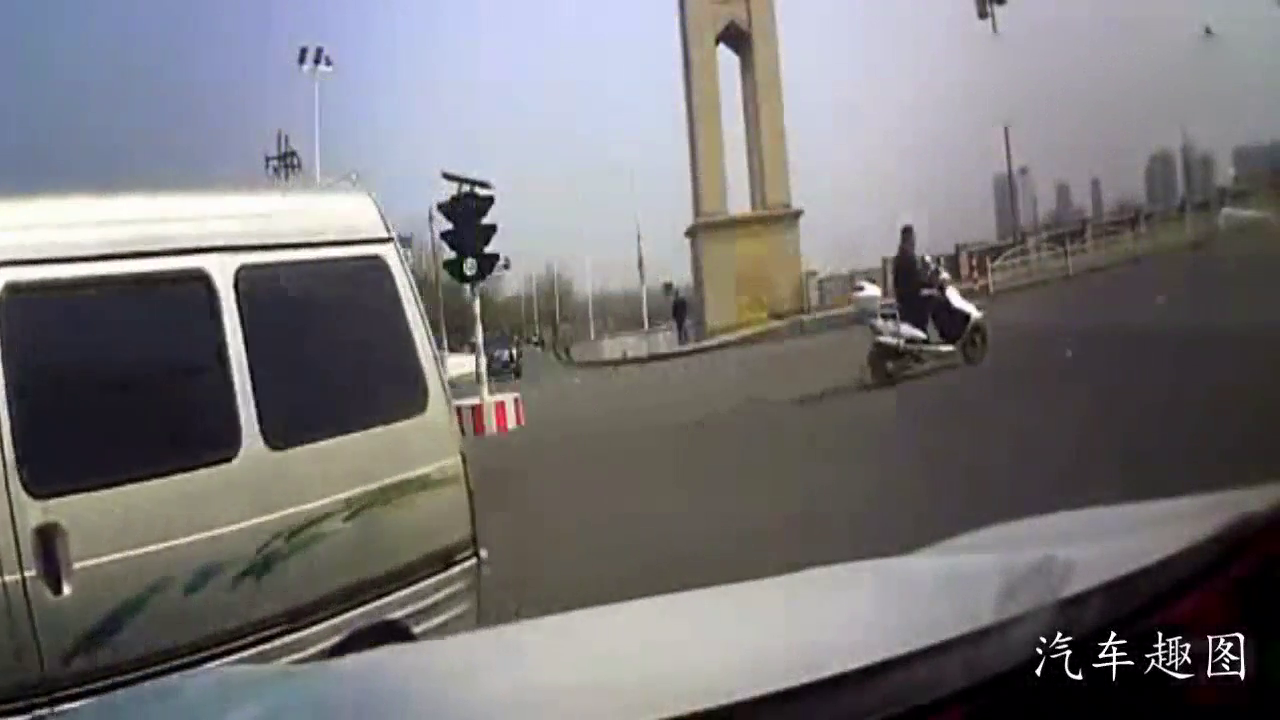 撞上闯红灯的电动车后，二话不说竟然先对我一顿骂！