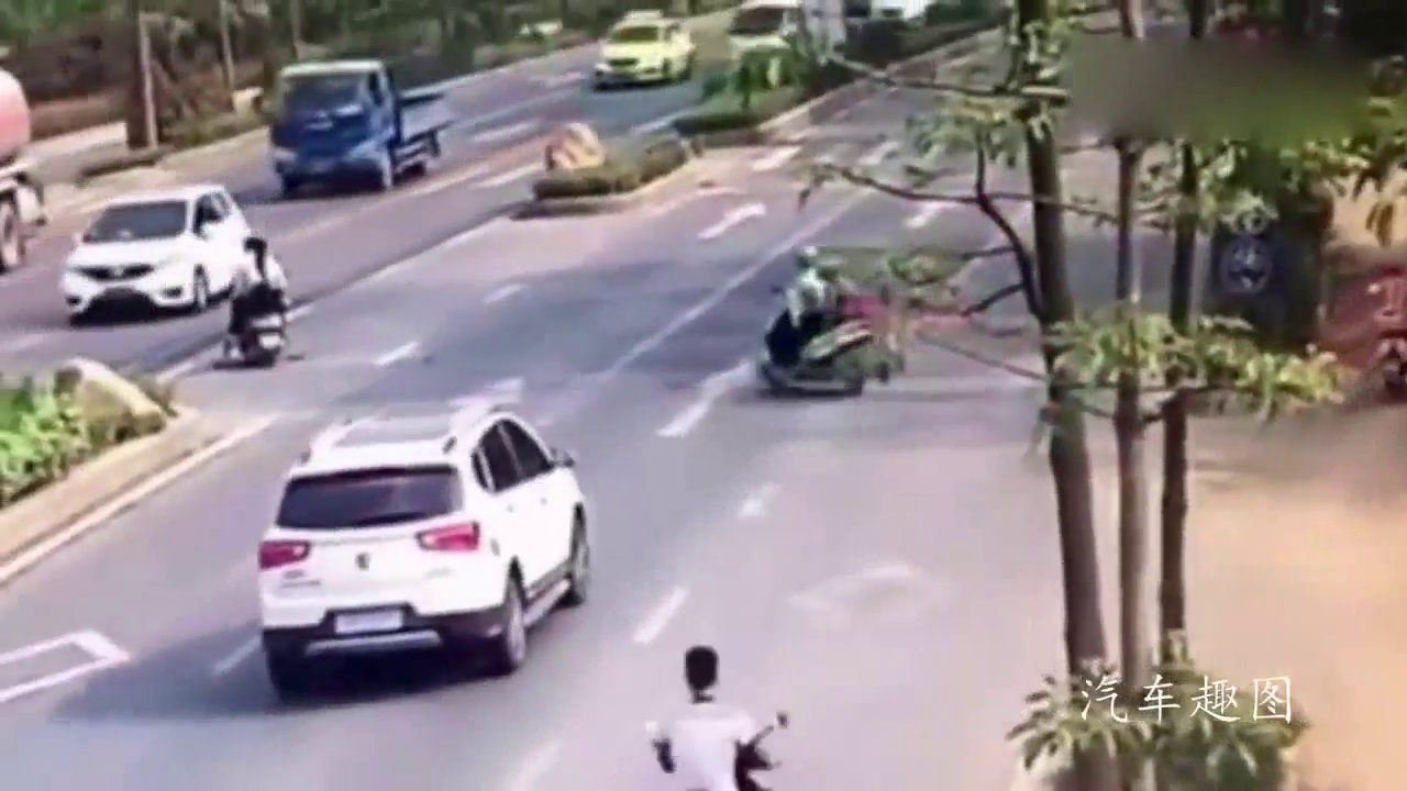 白色轿车好心让电动车先过，却没想到把他给害了！