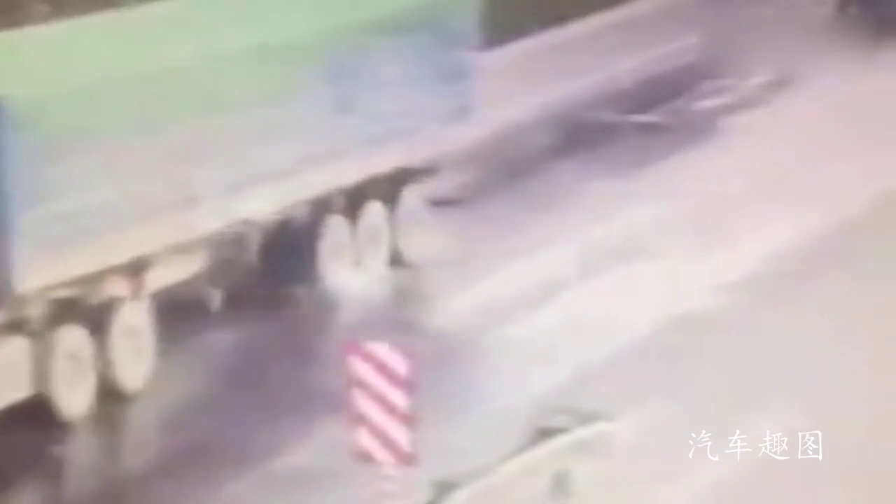 男子骑电动车直接冲向大货车，接下来一幕大货车司机已经崩溃！