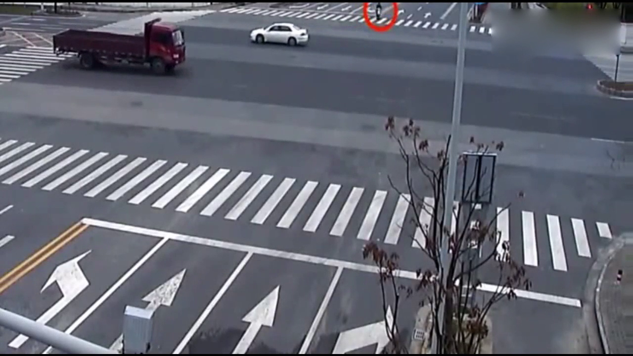 监控拍下这辆闯红灯电动车，接下来一幕他再也没有了机会骑车了！