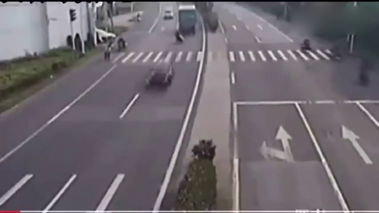 电动车毫无畏惧和大货车抢道，大货车直接撞飞他！