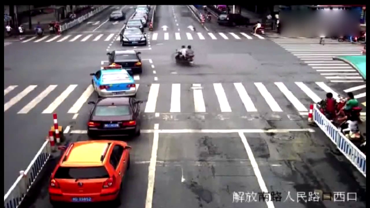 电动车司机连2秒时间都不愿等，肆意闯红灯，悲惨结局注定发生