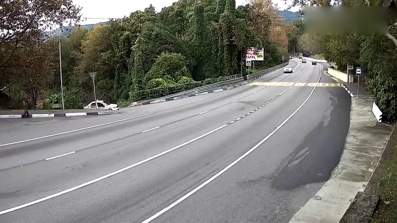 高清实拍白色轿车变道害的SUV瞬间翻车