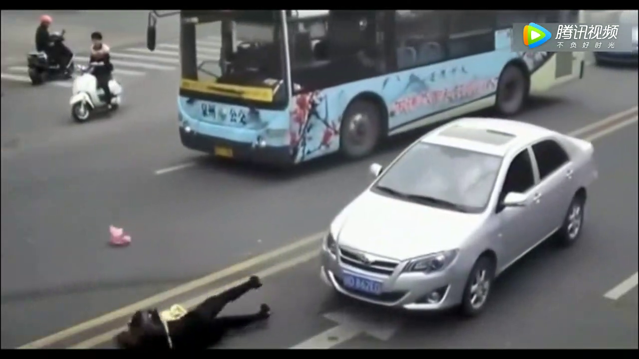 电动车强行横穿马路，公交车饶她不死，下一幕更惨烈