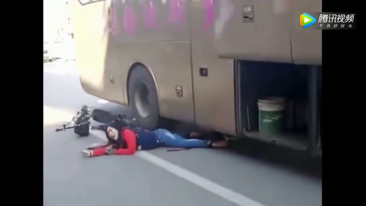 电动车扎进大车车底，女司机大喊：救救我