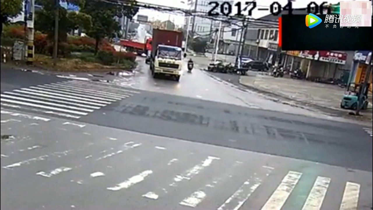 电动车强行别大货车，险些丧命，监控拍下作死镜头