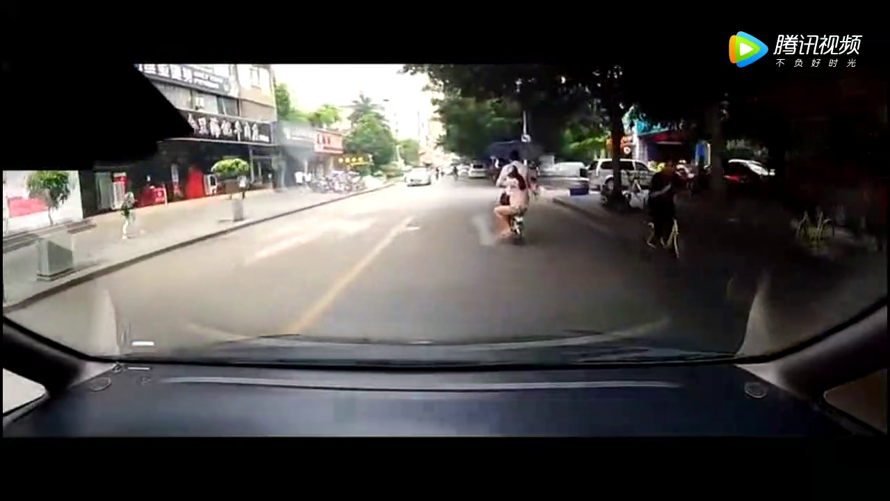 电动车开出跑车的效果，监控拍下可怕的一幕