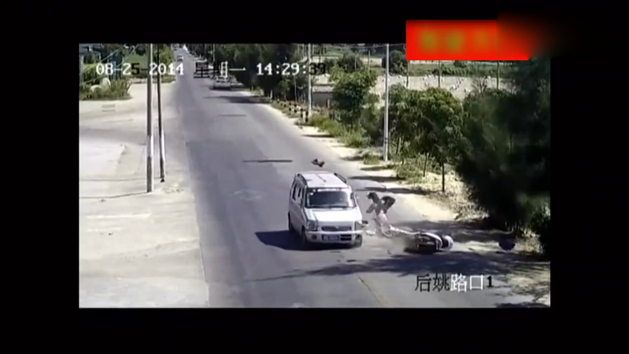 电动车直接冲了出去，面包车不给他这机会，直接把他撞撒架