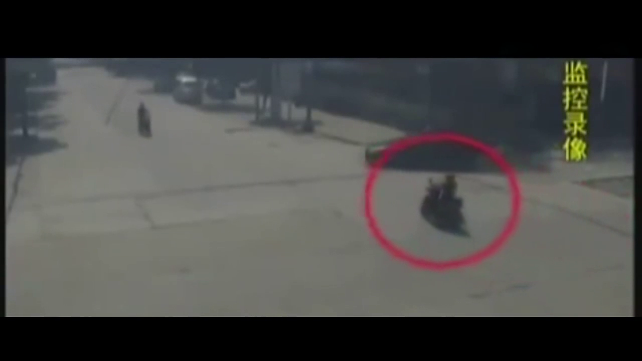 电动车女挡道，女司机狂按喇叭没反应，结果就