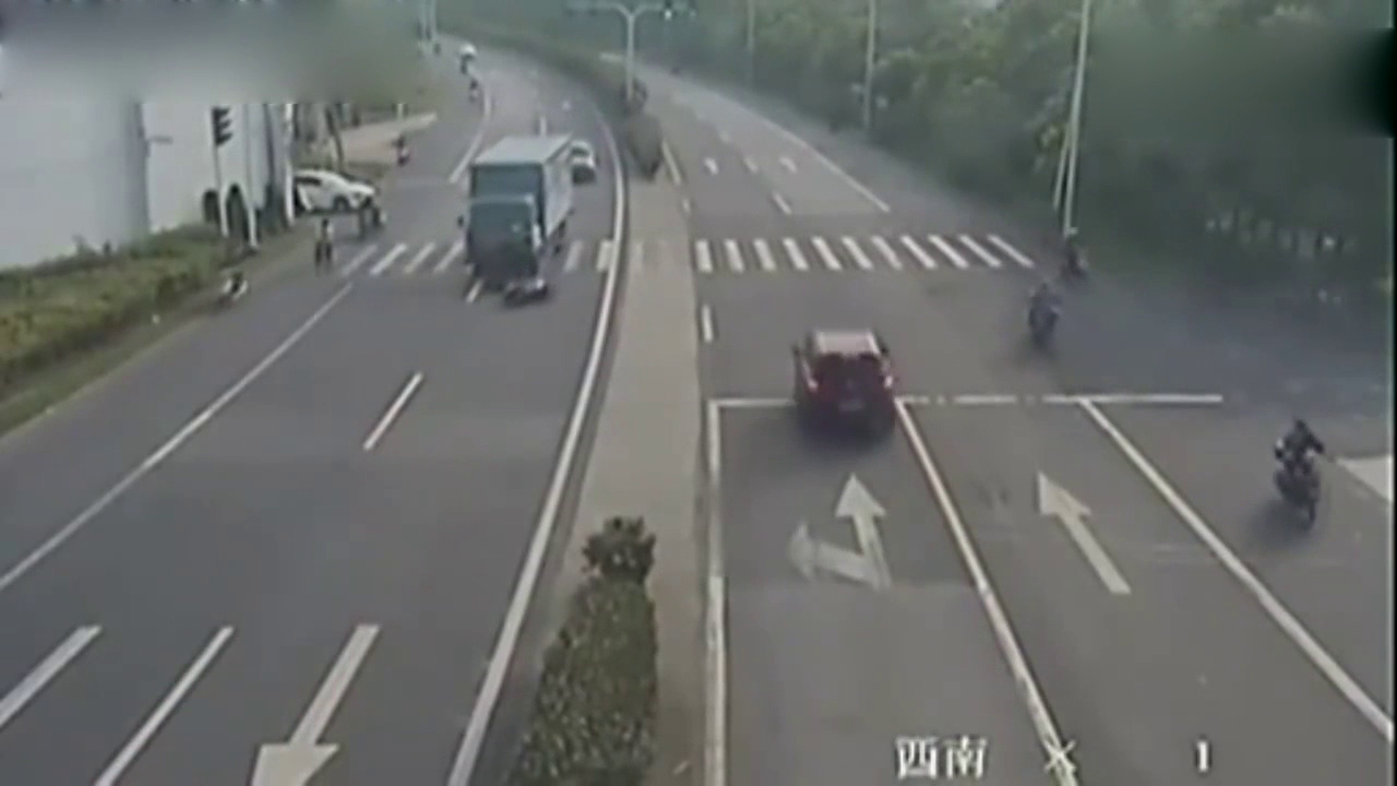 离斑马线不到5米，电动车没能逃过死神