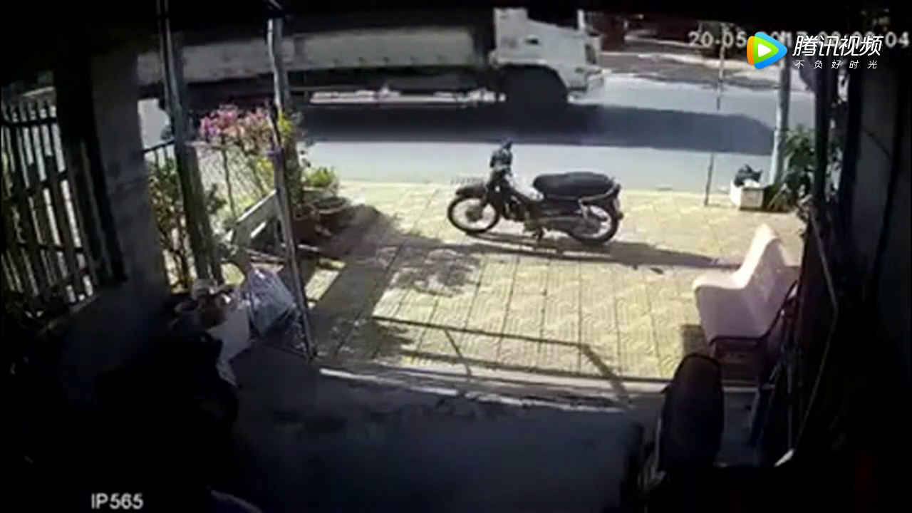 飞来横祸，还是报复人类？同时撞翻，两辆电动车