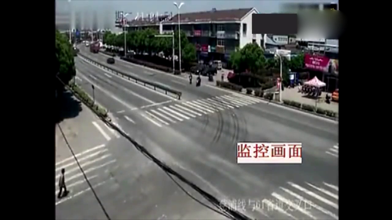 自以为是的大货车闯红灯，电动车却付出了生命的代价