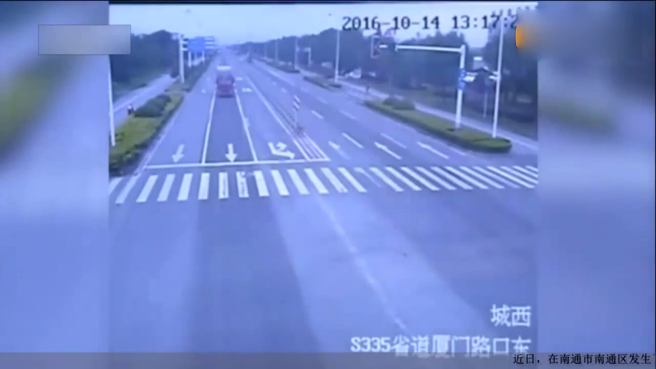 饶你不死，卡车翻车刹那神闪避电动车