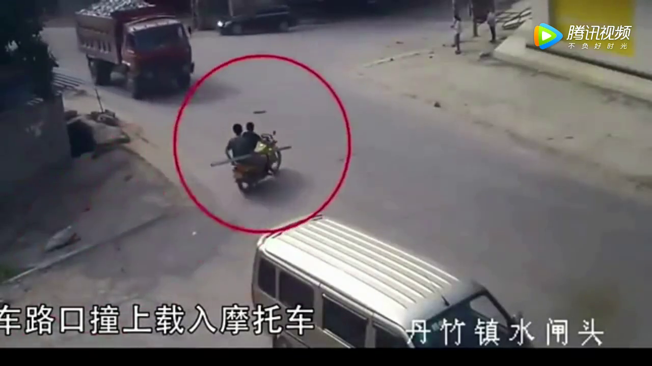 大货车撞过来的瞬间，电动车后座的人惊险逃命，侥幸躲过一劫！