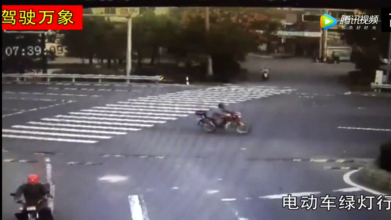 年轻妈妈电动车带娃闯红灯，无意发大货车侧翻，更惊心的还不止