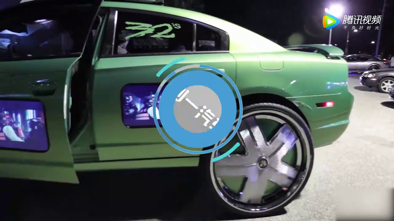 实拍：就这辆电动车，车门能看电影，停车轮子还在转！