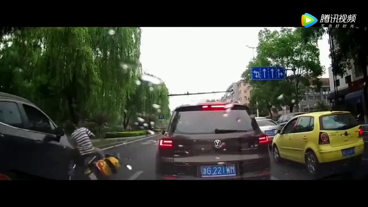 实拍：电动车在轿车之间乱穿，后面付出了惨痛的代价