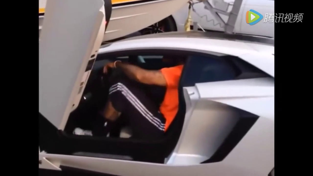 当超级跑车遇到大胖子，你都想不到下车的时候有多尴尬