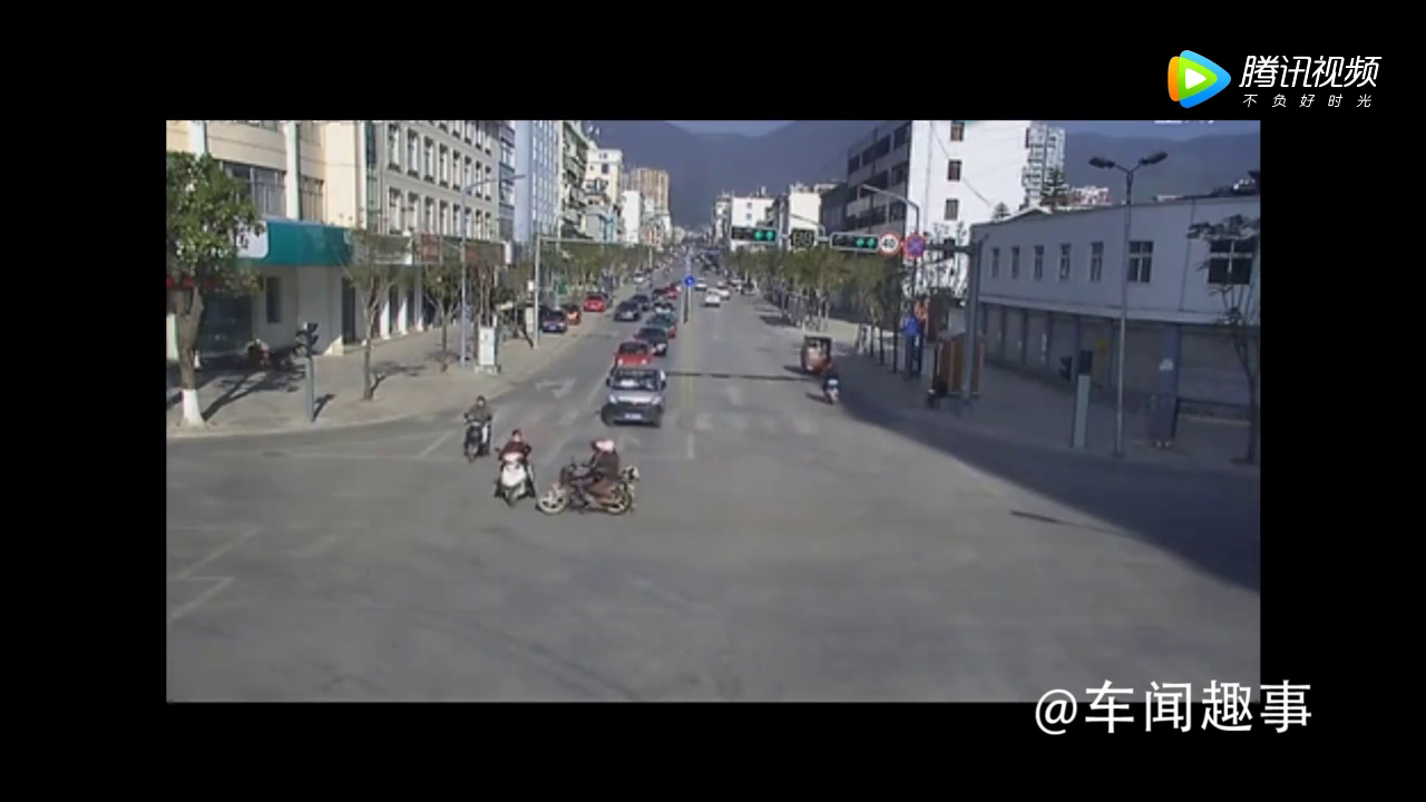 闯红灯的摩托车无视一切，直接把电动车女子撞倒