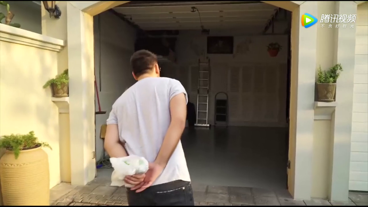 开四千万超级跑车去送外卖，下车的那一刻，顾客彻底傻眼了！