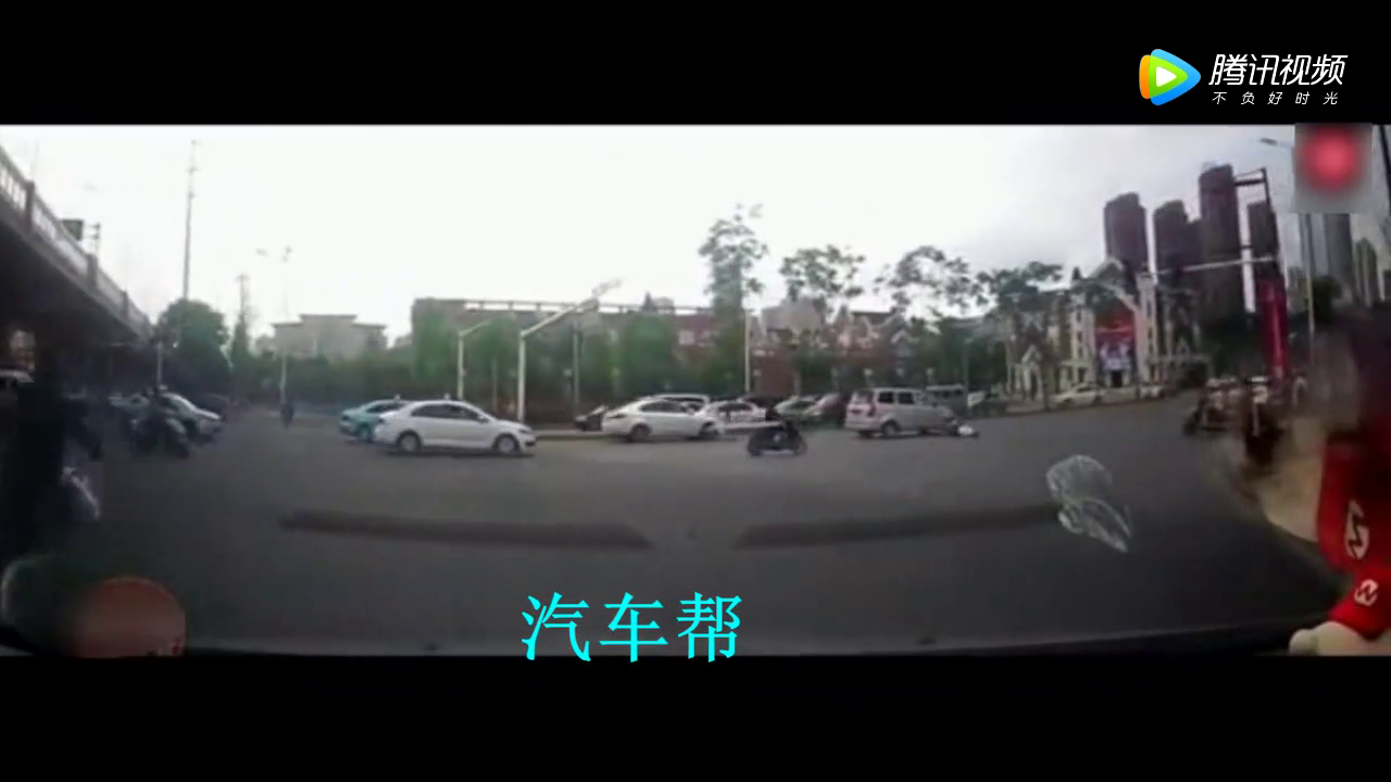 明明看见轿车已经行驶，电动车还是要闯红灯，横穿马路