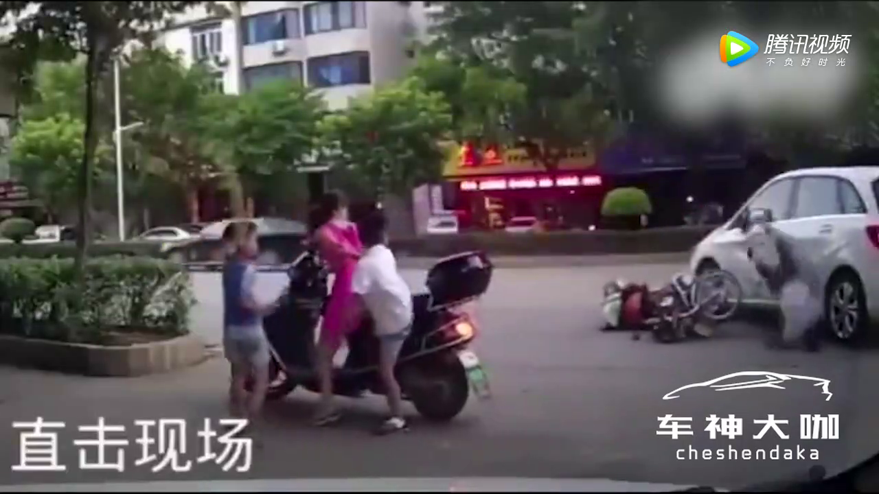 本以为亮点是电动车，结果是旁边的摩托