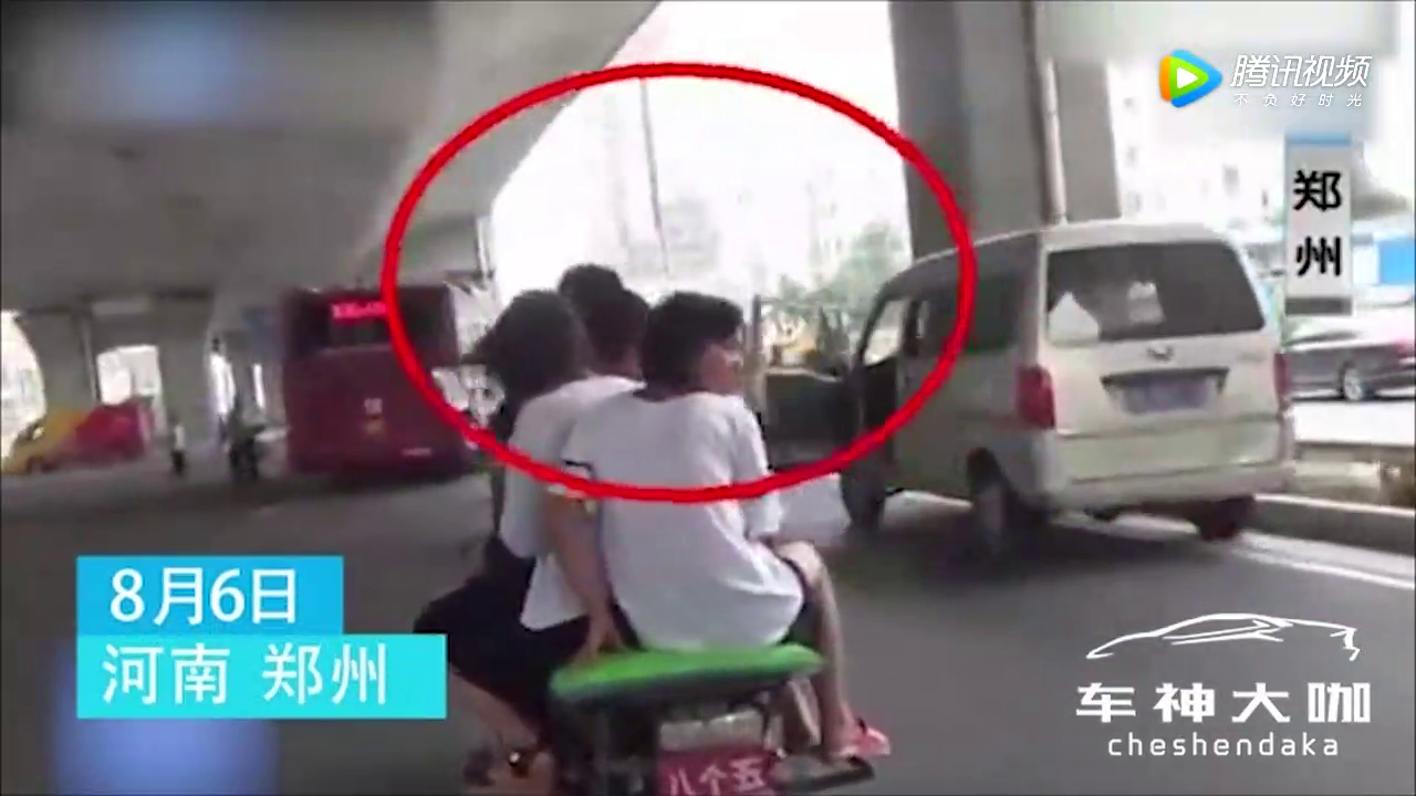 一家5口骑一辆电动车，惊倒路人！