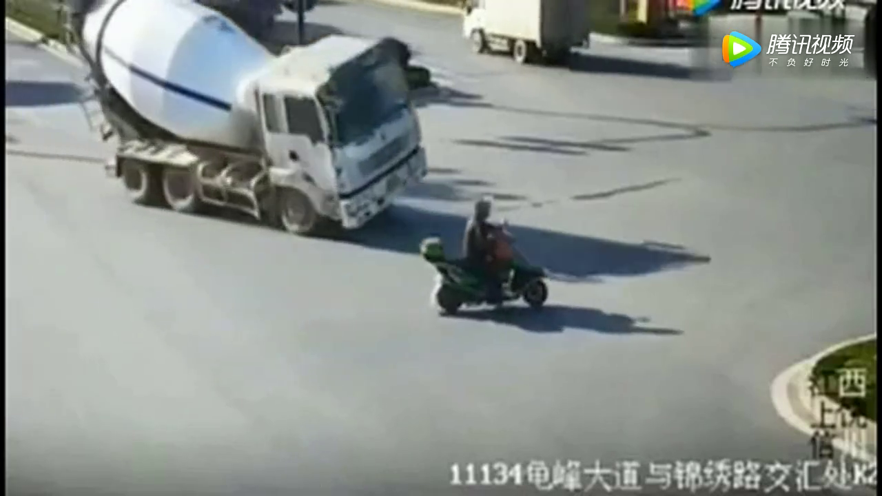 为了救下闯红灯的电动车，搅拌车猛打方向盘，监控拍下恐怖一刻