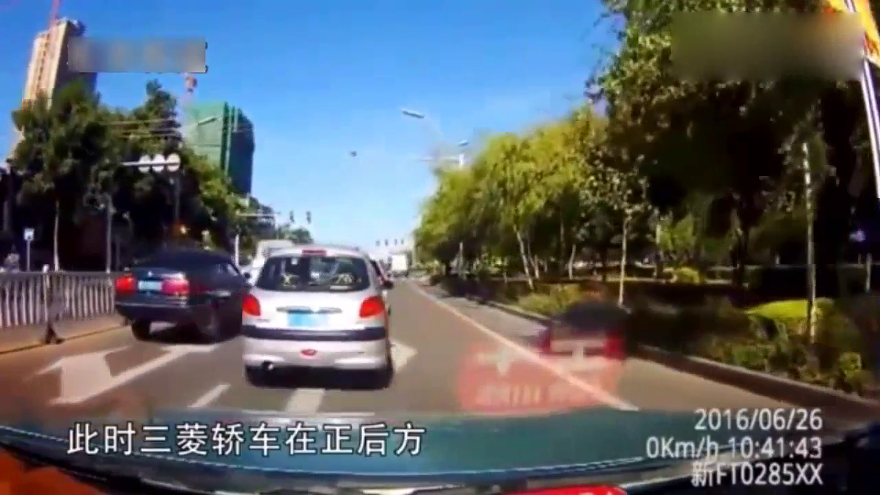 三菱轿车一分钟别车8次，出租车加速该不该猛撞？