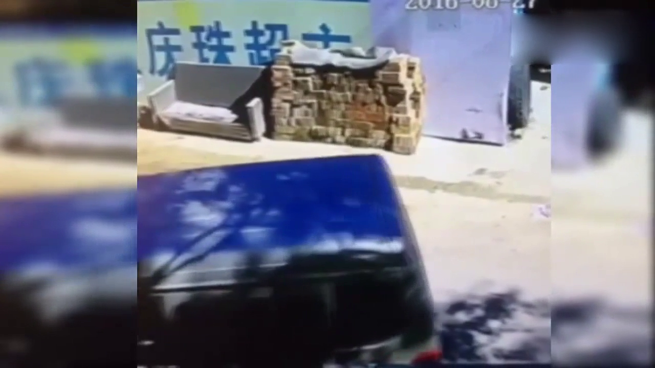 太猖狂了！男童坐电动车后座 竟被面包车司机当街一把抱走