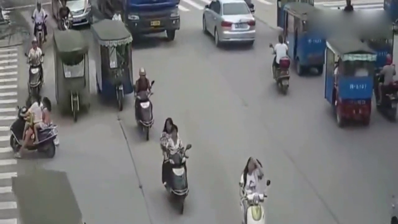 头也不回就拐弯，电动车司机都进来看看吧！