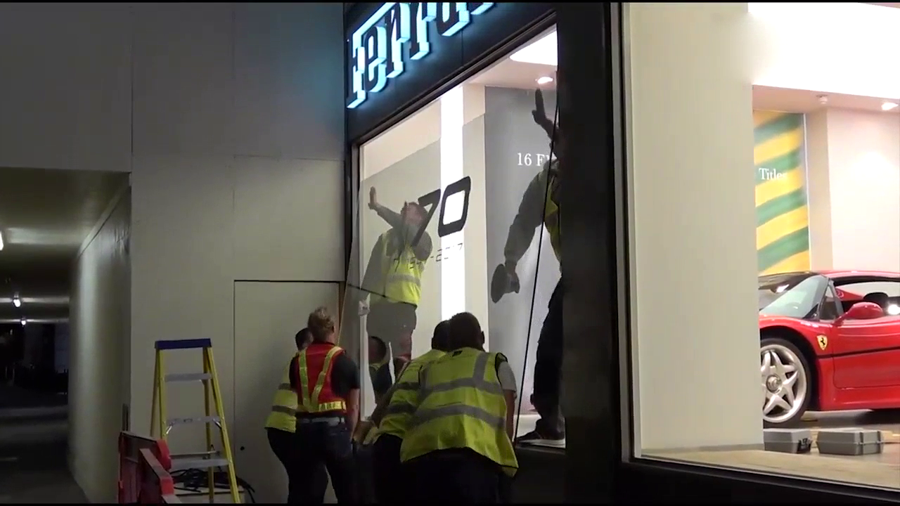 装车工拆下玻璃的那一刻，才知道超级跑车是怎么交付客户的！