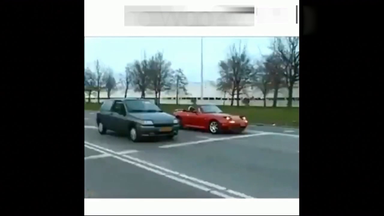 马自达MX-5等红灯轰油门挑衅跑车 跑车一个弹射起步没影了