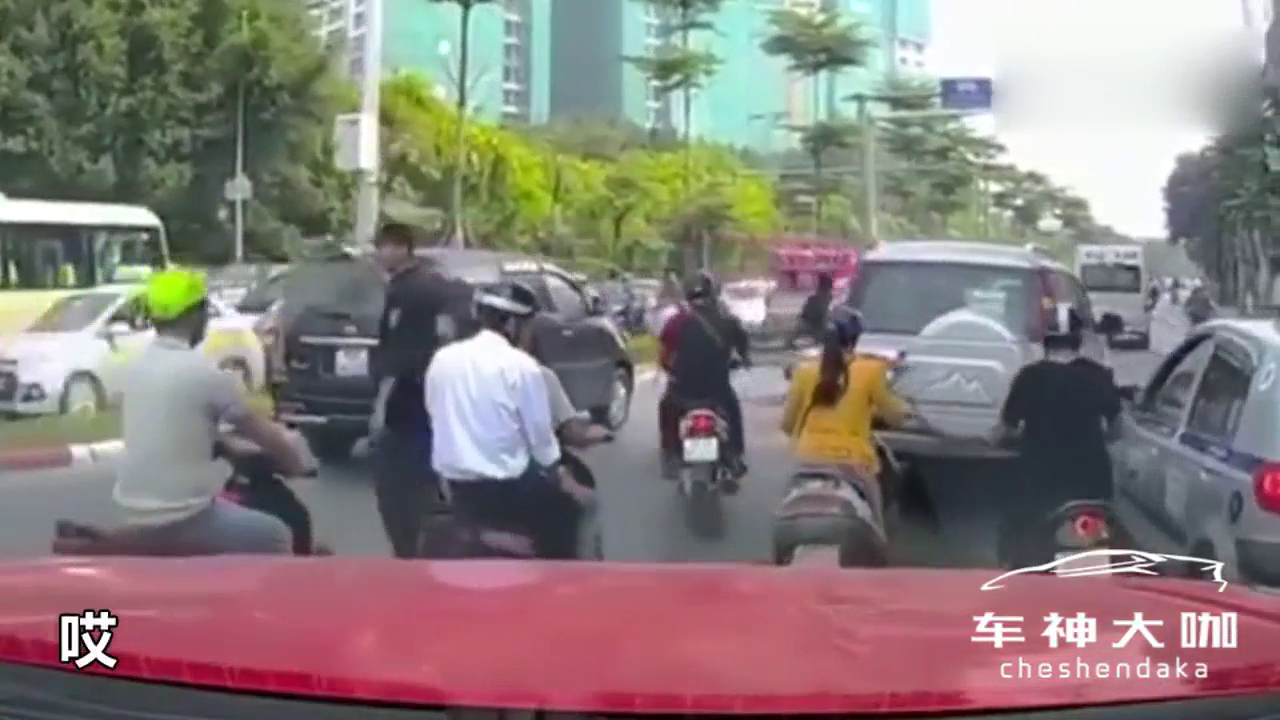 遇到电动车挡道，你敢不敢上去就是一巴掌？